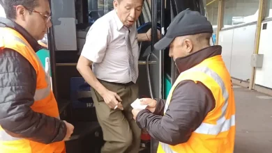 Miembro de la ANT Azuay revisando buses