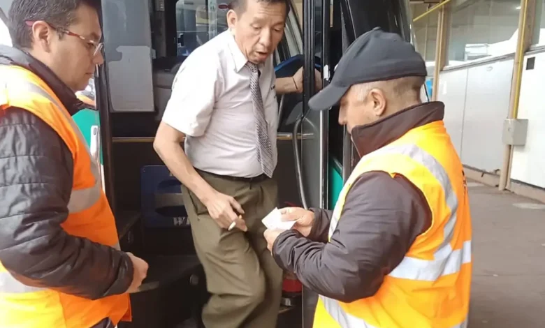 Miembro de la ANT Azuay revisando buses