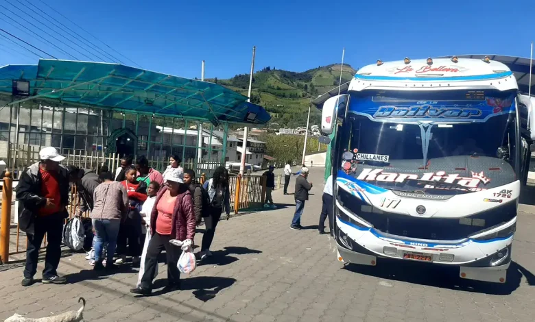 Pasajeros viajan por rutas alternas.