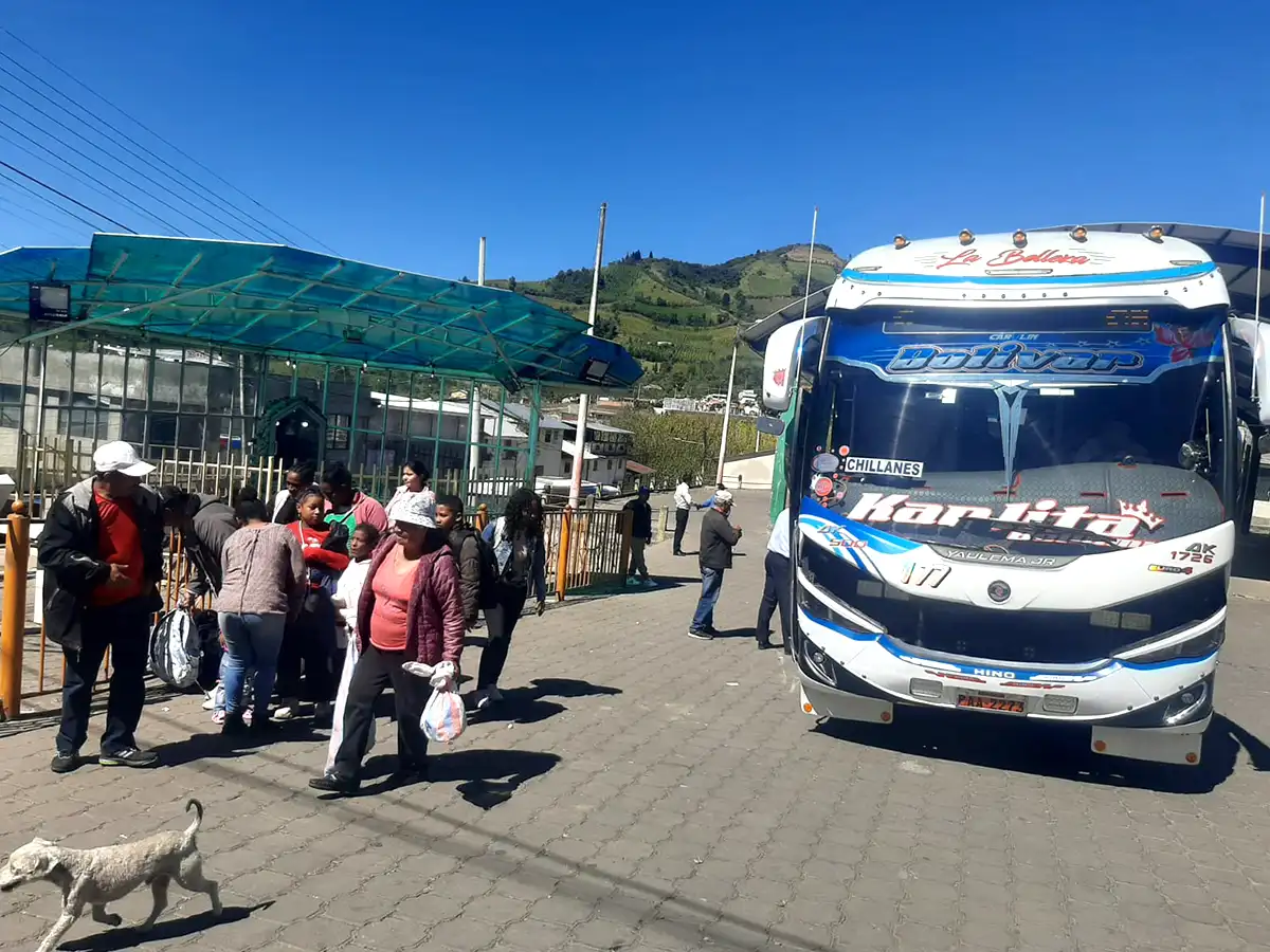 Pasajeros viajan por rutas alternas.