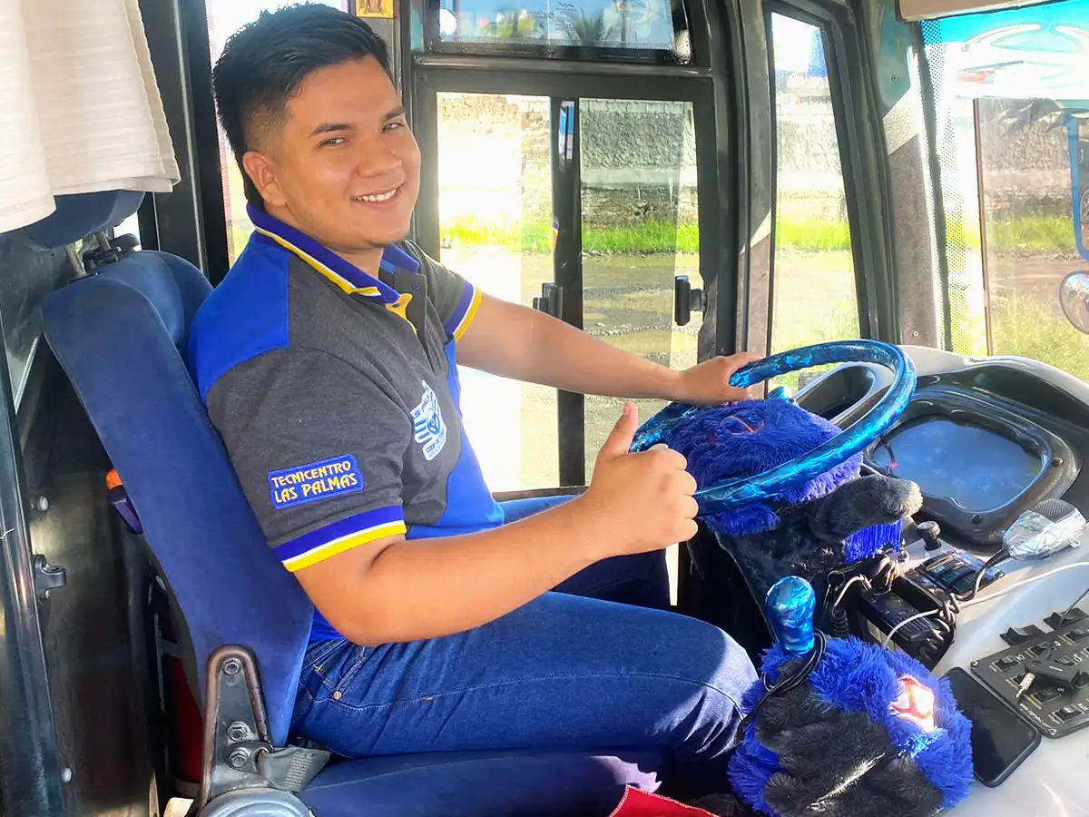 Santiago Macías es un joven chofer profesional