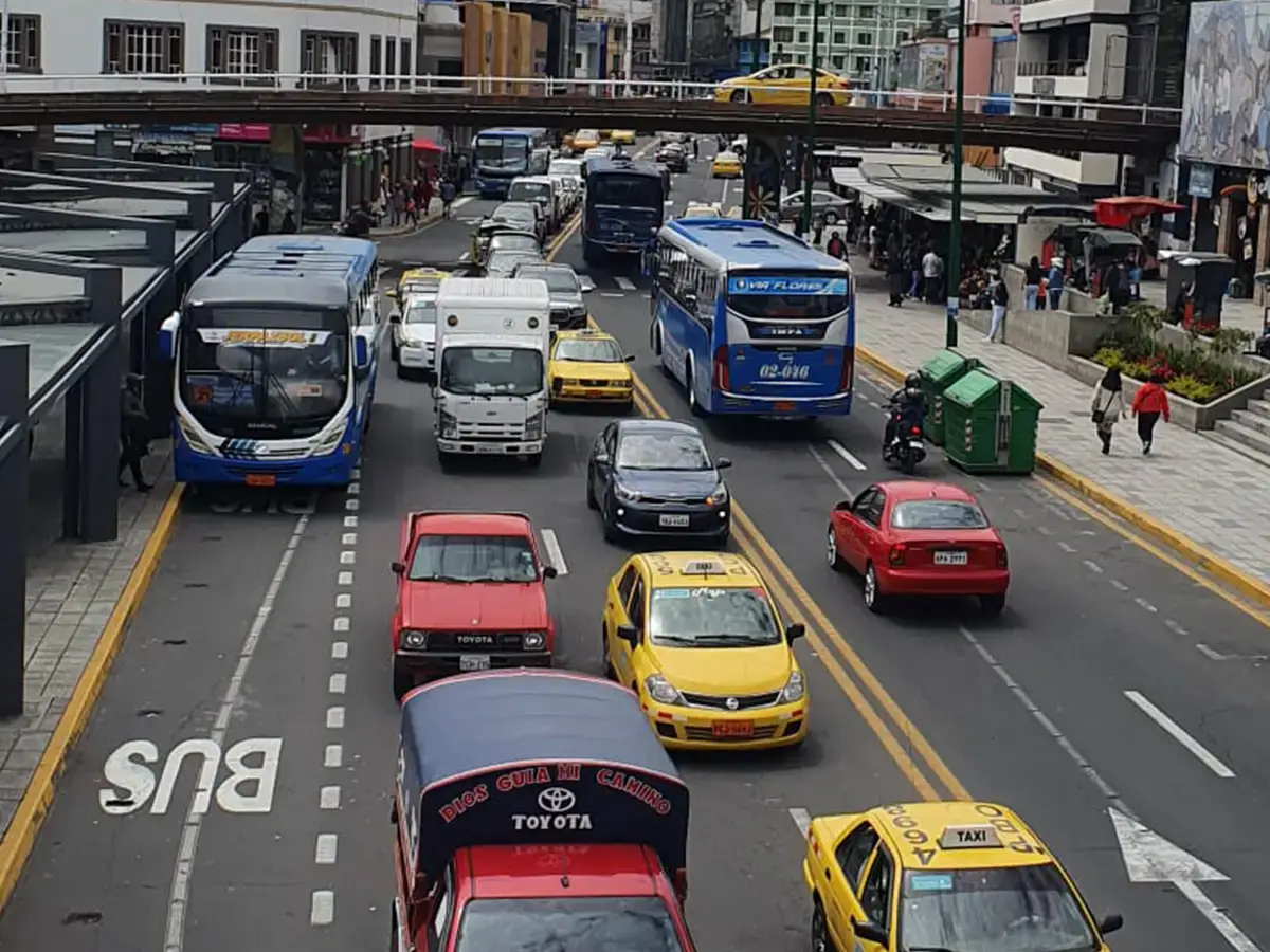 Tráfico diaro de Ambato que reclama una tarifa que no sube