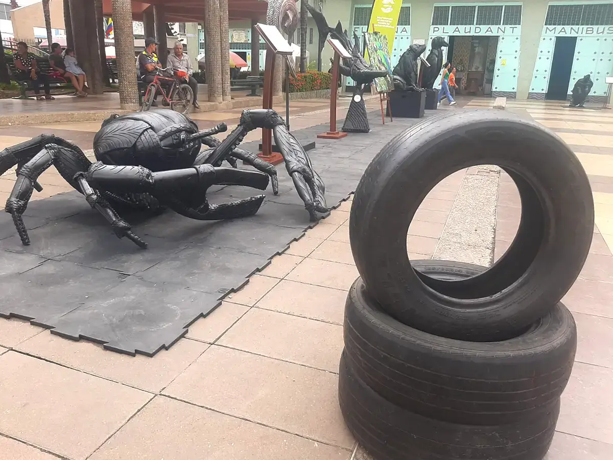 Esculturas de caucho reciclado