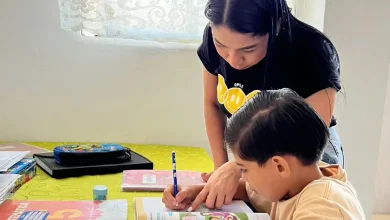 Iliana apoya a su hijo estudiante