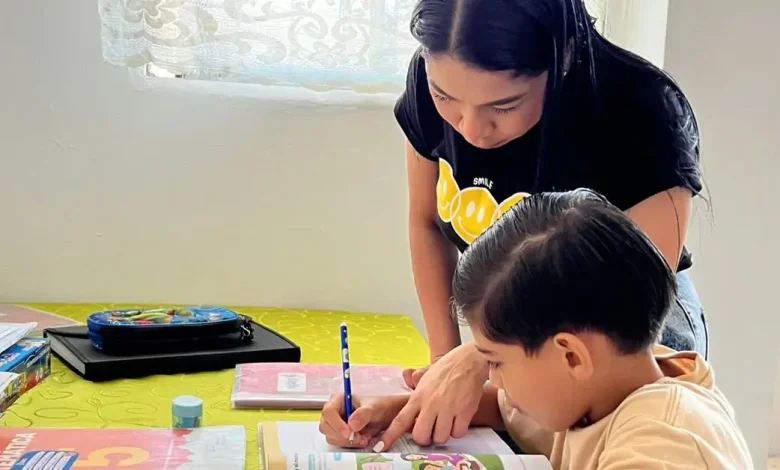 Iliana apoya a su hijo estudiante