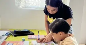 Iliana apoya a su hijo estudiante