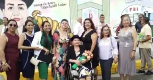 Leticia Mackliff y el mural en su honor