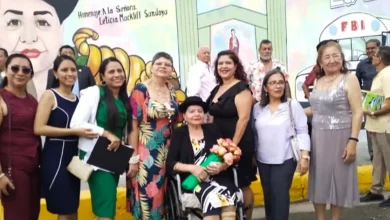 Leticia Mackliff y el mural en su honor