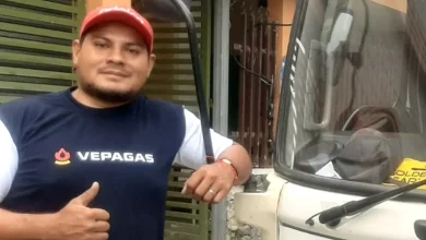 Dario Estrada aprende algo nuevo en las vías
