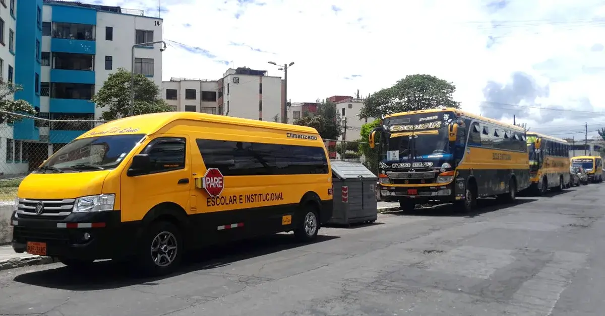 Buses de transporte escolar