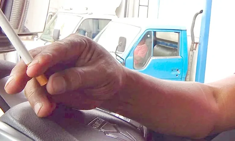 Conducir fumando perjudica tu salud