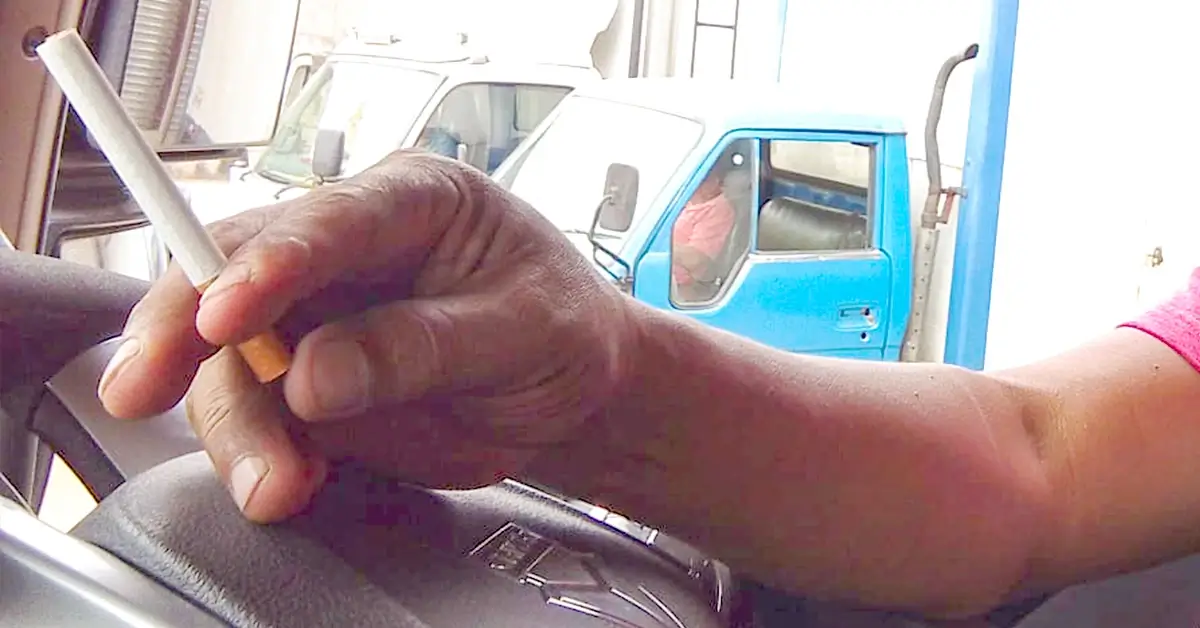 Conducir fumando perjudica tu salud