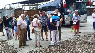 Turistas extranjeros vistan las comunidades