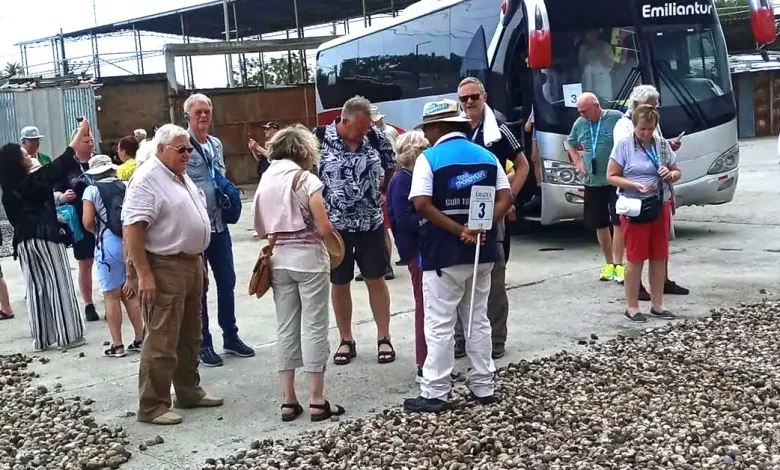 Turistas extranjeros vistan las comunidades