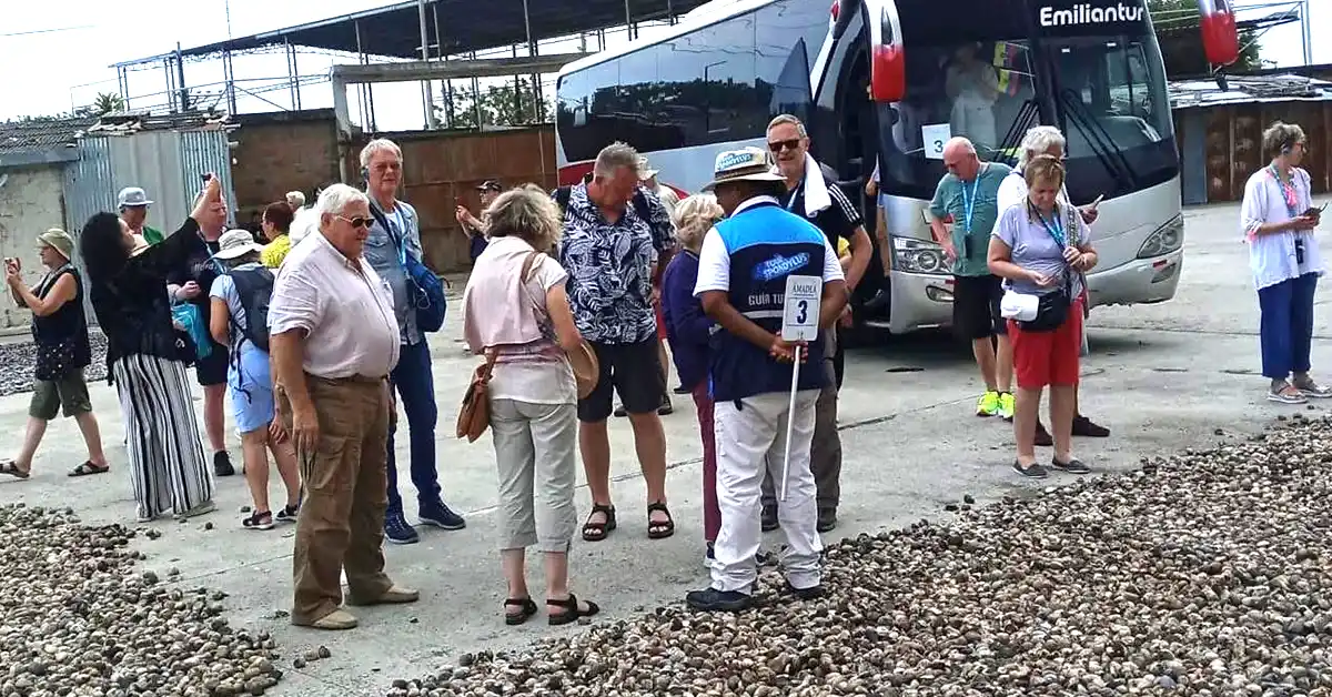 Turistas extranjeros vistan las comunidades