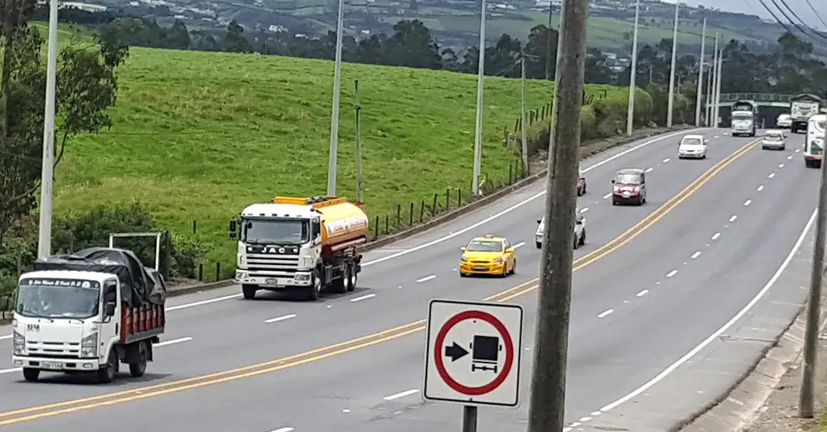 Vehículos en vía Panamericana