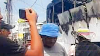Bus incendiado siendo fotografiado