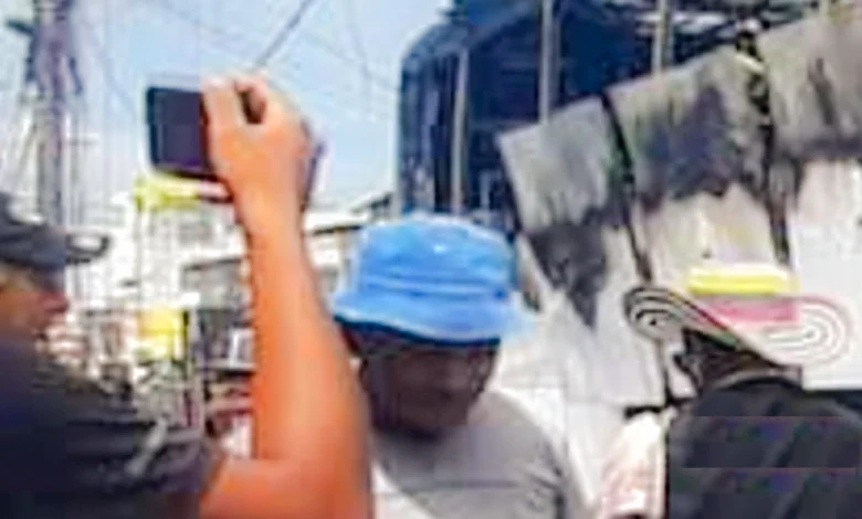 Bus incendiado siendo fotografiado