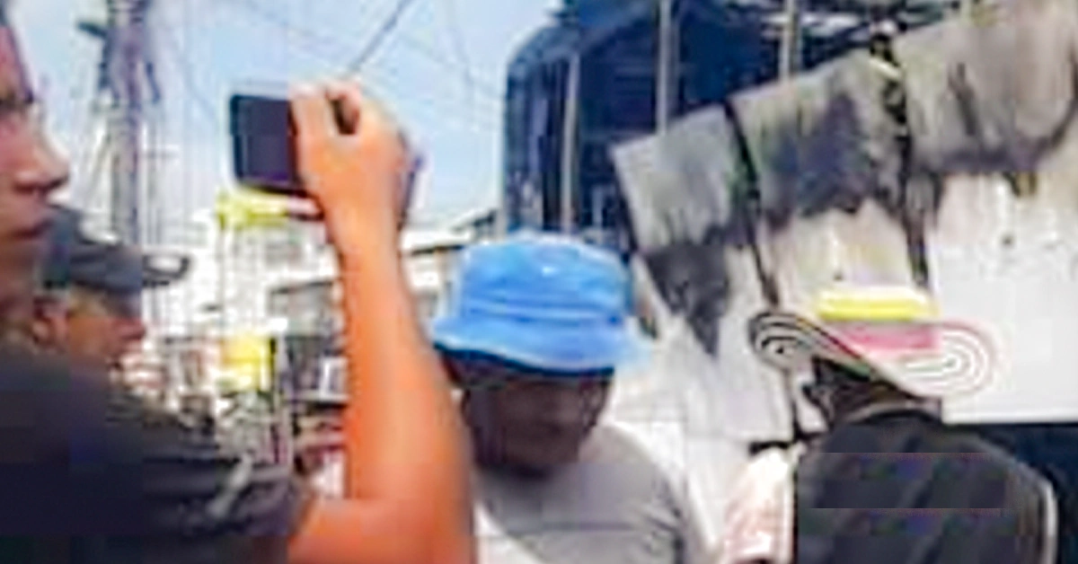 Bus incendiado siendo fotografiado