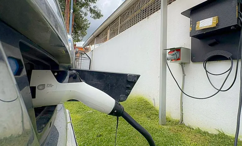 Cargando un vehículo eléctrico