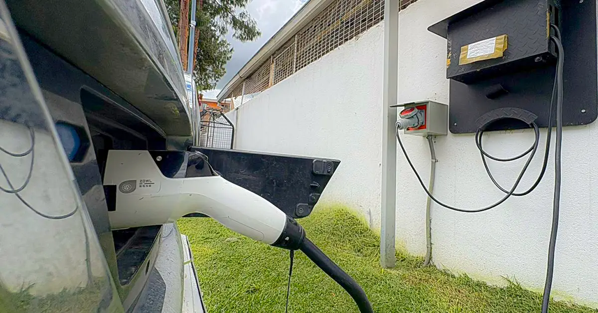 Cargando un vehículo eléctrico