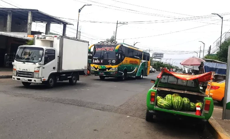 Parada riesgosa en vía de Puebloviejo