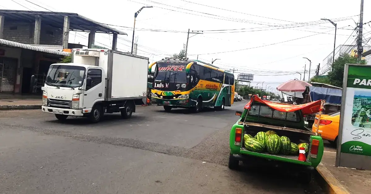 Parada riesgosa en vía de Puebloviejo