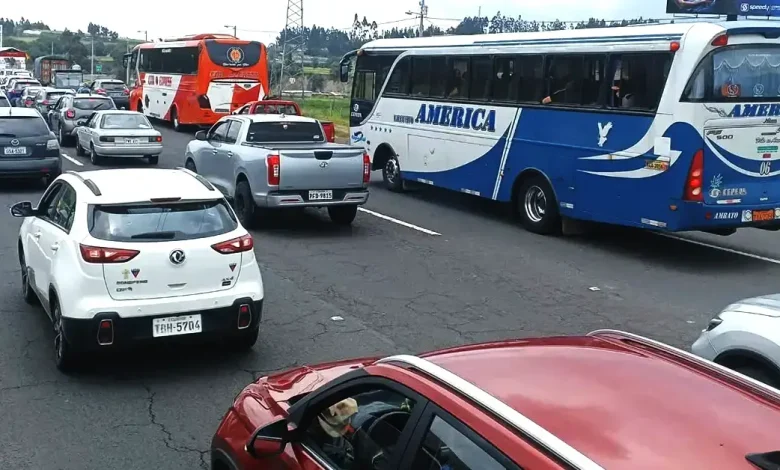 Tráfico fuerte en via Ambato - Baños