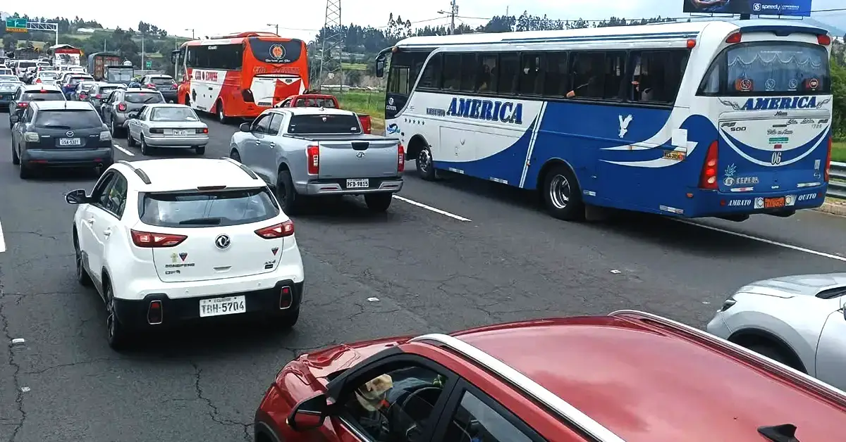 Tráfico fuerte en via Ambato - Baños