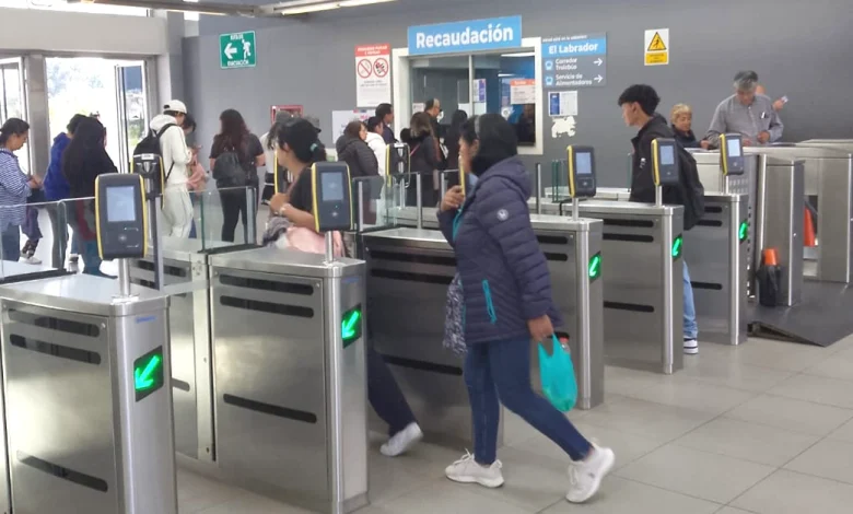 Usuarios del Metro de Quito