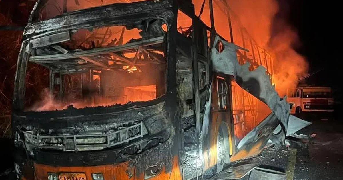 Uno de los tantos incendios de buses