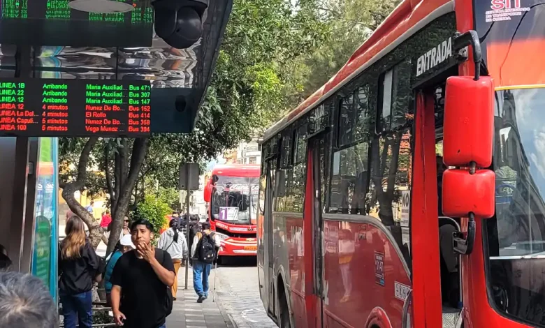 Letreros informativos en las paradas inteligentes