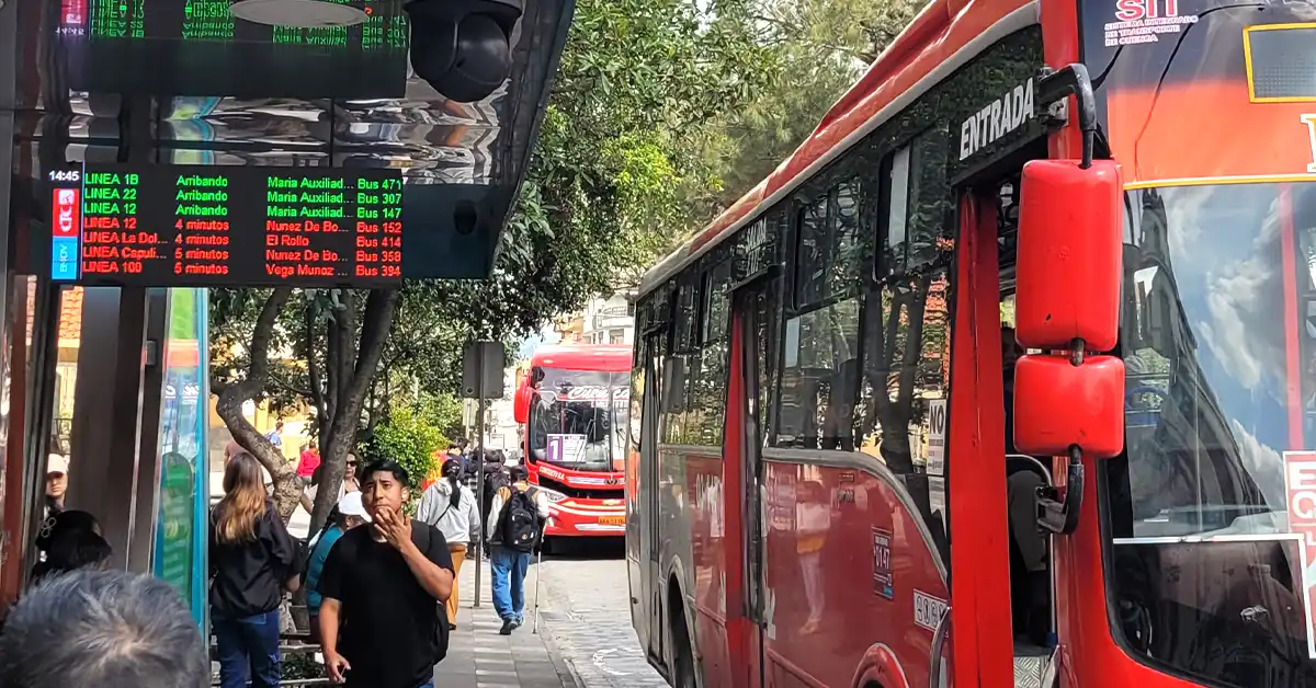 Letreros informativos en las paradas inteligentes