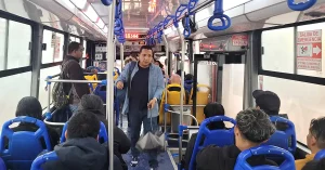 Pasajeros de bus urbano de Cuenca