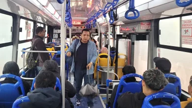 Pasajeros de bus urbano de Cuenca
