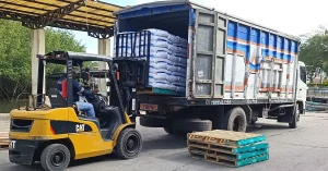 Cargando mercadería en Hualtaco.