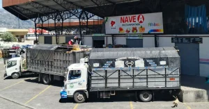 Transportistas de carga en mercado mayorista Ambato