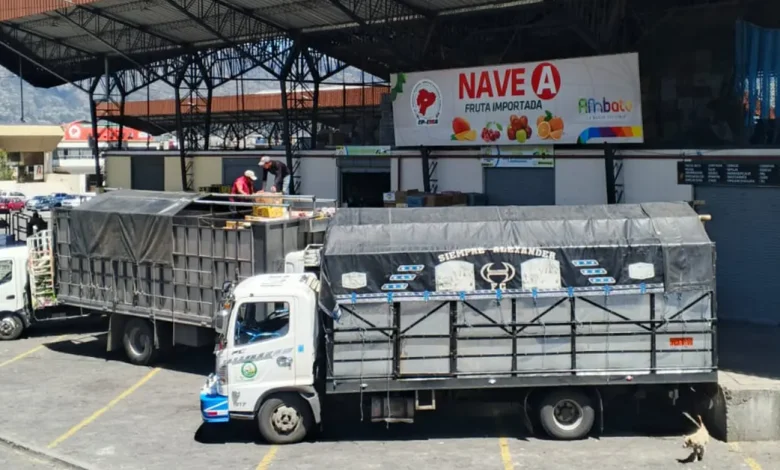 Transportistas de carga en mercado mayorista Ambato
