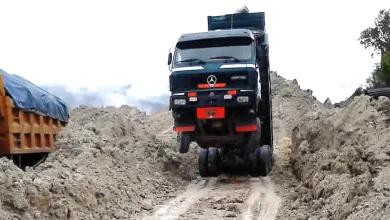 Volquete elevado sobre dos llantas