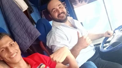 amigos conductores viajan acompañados