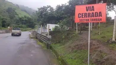 Advertencia de riesgo en la vía