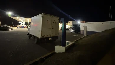 Camiones descansando en una gasolinera