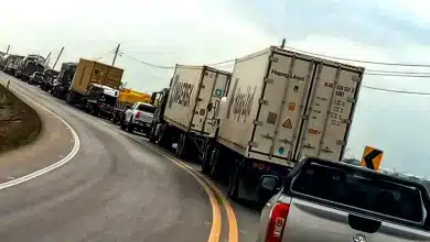Camiones en vía ecuatoriana