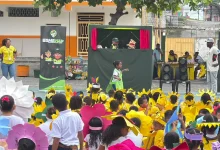 Niños recibiendo instrucción vial