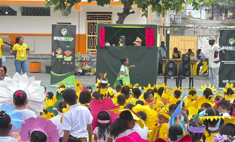 Niños recibiendo instrucción vial