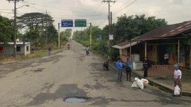 Huecos por doquier en la vía Caluma Montalvo