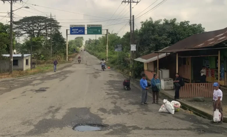 Huecos por doquier en la vía Caluma Montalvo